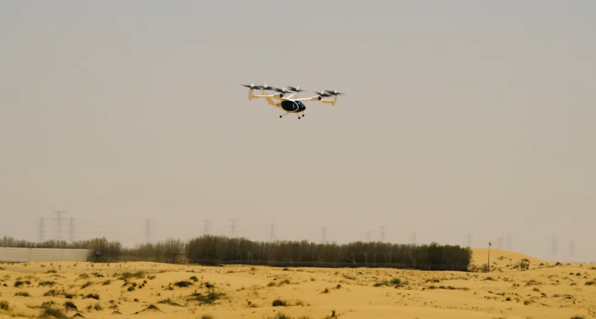Joby Aviation, который разрабатывает аэротакси с вертикальным взлётом и посадкой, доставил первый аппарат в ОАЭ.  Компания рассчитывает запустить коммерческие перевозки в Дубае в 2026 году, начав работу с четырёх посадочных площадок  vc.ru/transport/2072734