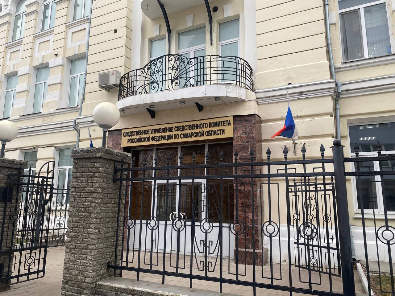 Председатель Следственного комитета России Александр Бастрыкин получит доклад о ходе расследования уголовного дела по факту гибели новорожденного в медицинском учреждении Самарской области Об этом сообщили в пресс-службе СУ СК России по Самарской области. Инцидент произошел в одном из медицинских учреждений Самары. Мать погибшего ребенка и её родственники утверждают, что причиной смерти могло стать ненадлежащее оказание медицинской помощи. Они призывают к тщательному расследованию произошедшего. По данному факту возбуждено уголовное дело по части 2 статьи 109 УК РФ причинение смерти по неосторожности вследствие ненадлежащего исполнения профессиональных обязанностей . Расследование ведется следственными органами СК России по Самарской области. Руководитель СУ по Самарской области Павел Олейник по поручению главы ведомства Александра Бастрыкина представит доклад о ходе расследования. : ГТРК Самара