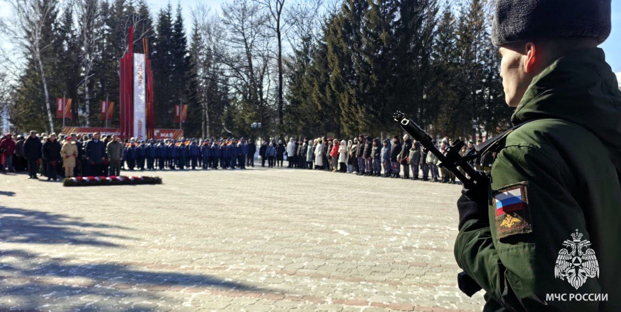 Ко Дню защитников Отечества в сквере Победы Биробиджана состоялось торжественное возложение цветов и венка к Вечному огню  От имени Главного управления МЧС России по ЕАО цветы к монументу славы возложил глава областного ведомства Иван Копысов  Минутой молчания почтили память погибших солдат времён Великой Отечественной войны, а также земляков, павших в локальных войнах и вооружённых конфликтах