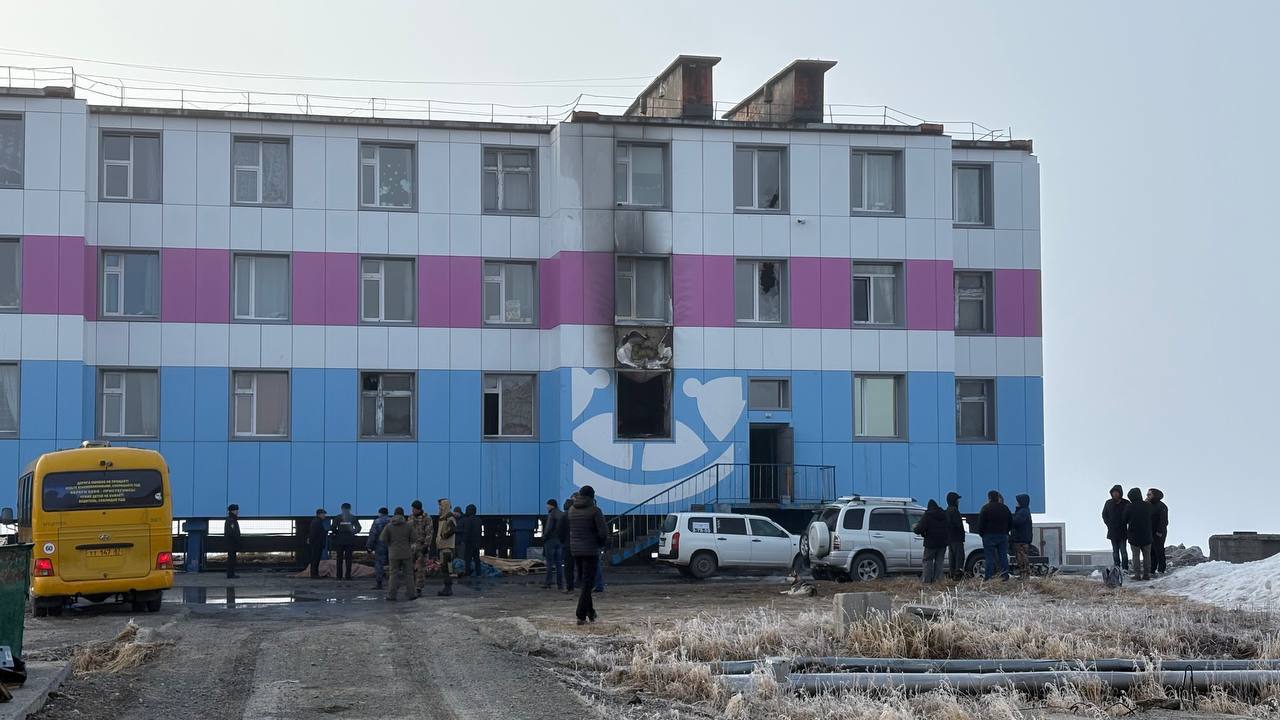 Прокуратура контролирует установление обстоятельств пожара в многоквартирном доме    По предварительным данным, сегодня в ночью на 1 этаже дома в Тавайвааме загорелась квартира.    В результате пожара погибли пять человек, еще четверо пострадали.     Исполняющий обязанности Анадырского межрайонного прокурора Дмитрий Баранов выехал на место происшествия.    Надзорное ведомство контролирует установление обстоятельств и причин произошедшего, а также ход и результаты доследственной проверки и принятие окончательного процессуального решения по данному факту.