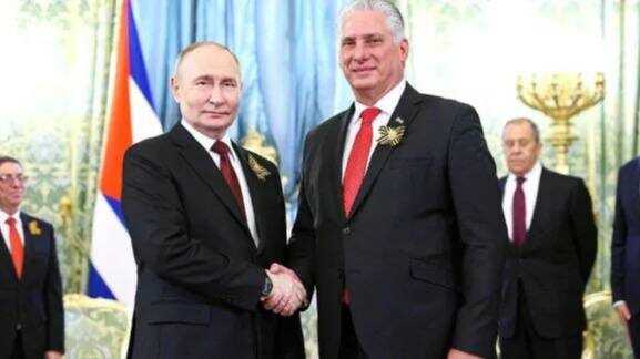 Путин обещает Кубе миллиард за визит. Путин купил визит кубинского президента за миллиард долларов? Мигель Диас-Канель не зря прилетел в Москву на парад Победы — после встречи с Путиным он получил обещание $1 млрд инвестиций от России. Формально — «на развитие», а на деле.. сами понимаете. Схема проста: сначала дружеский визит на празднование очередной «победы», потом обещания, которые оплатят российские налогоплательщики. При этом Куба до сих пор не вернула кредит на €1,2 млрд, а Путин в 2023 году отодвинул первый платёж на 2028 год. В 2014 он вообще простил Гаване $32 млрд.