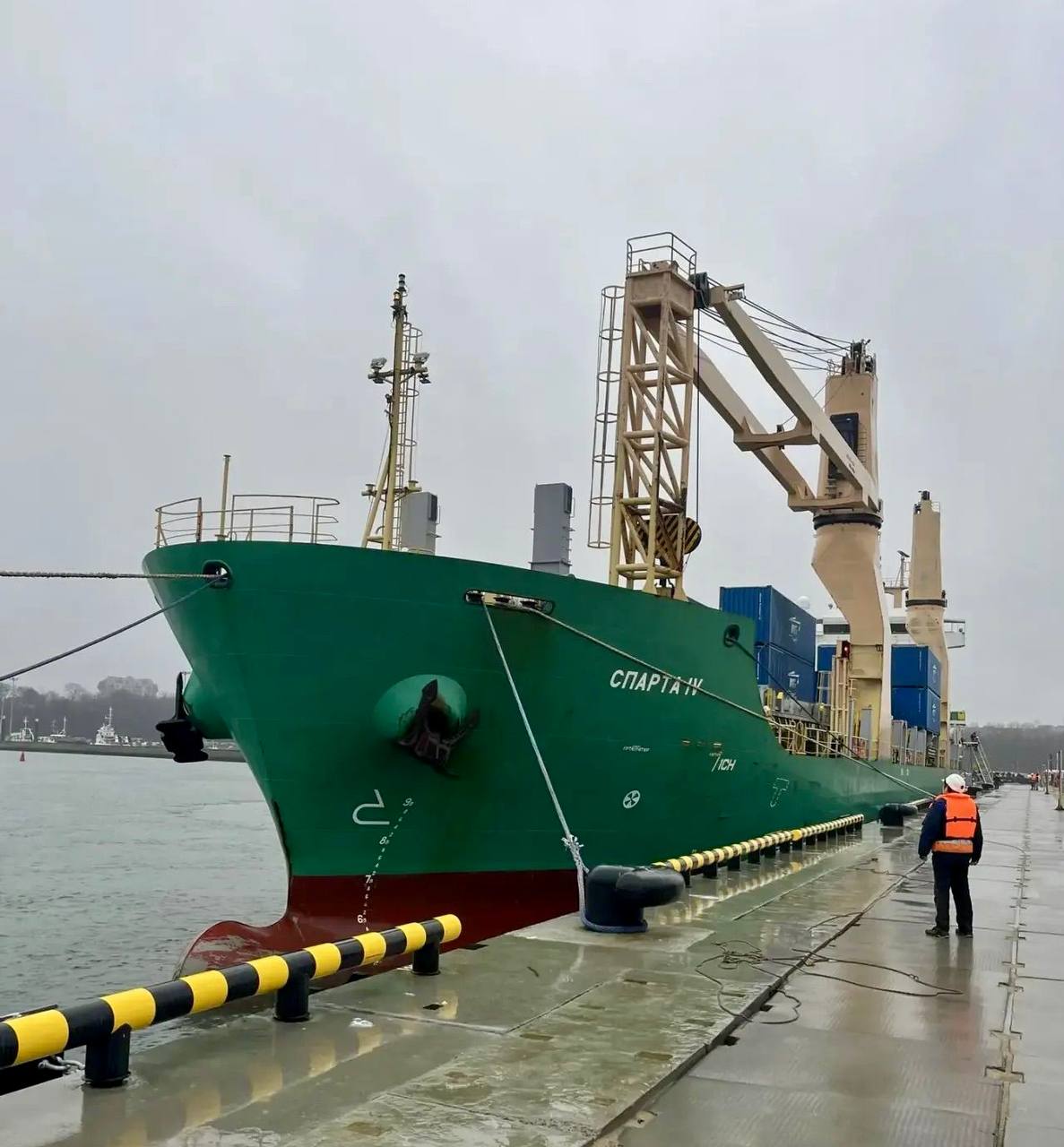 На морском терминале в Пионерском в тестовом режиме провели перевалку грузов Тестовая перевалка контейнеров осуществлялась с сухогруза Спарта IV по прямому варианту борт судна транспортное средство Во время тестового захода отработаны возможности нового терминала Калининградской области для перевалки генеральных грузов и определены перспективы распределения грузопотоков проходящих через инфраструктуру региона Всего терминал в этом году принял 1 8  рейсов грузопассажирских паромов Общий грузооборот комплекса достиг 5 6  тыс тонн новостиРМП Подпишитесь на Росморпорт в Телеграм в Мах