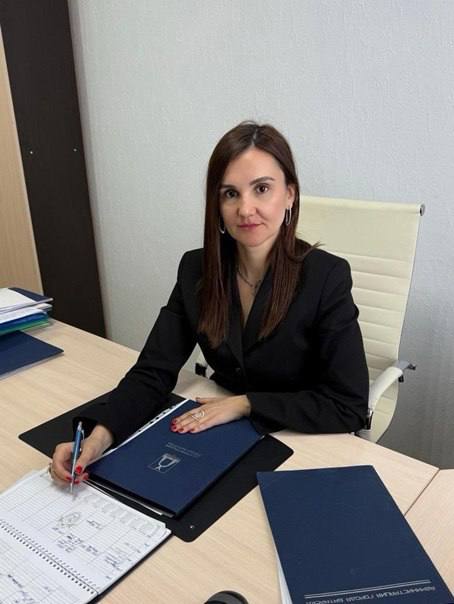 Задержана замглавы по экономике Батайска Карина Деркач Она подозревается в превышении должностных полномочий Об этом 1rnd сообщил собственный источник в правоохранительных органах Обыски в администрации прошли 3 октября В отношении Деркач возбудили уголовное дело по ч 3 ст 286 УК РФ отметил собеседник По предварительным данным чиновница давала незаконные указания директорам школ и детских садов Они должны были оплачивать работы предпринимателей которые те не выполняли Таким образом подозреваемая извлекала личную выгоду Карине Деркач может грозить до 10 лет колонии Подпишись на 1Rnd Написать в редакцию