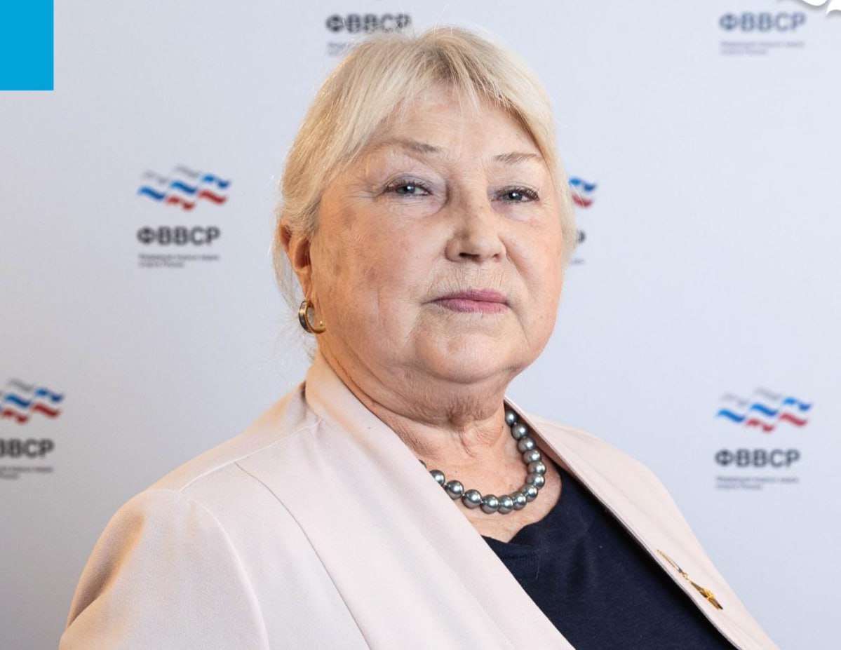 Покровская покинула пост главного тренера российских синхронисток Татьяна Покровская с 1998 года возглавлявшая сборную России по синхронному плаванию покинула свой пост ее преемницей стала семикратная олимпийская чемпионка Светлана Ромашина Об этом сообщила пресс служба Федерации водных видов спорта России Покровская станет советником председателя ФВВСР и будет помогать тренерскому штабу Покровская была главным тренером Объединенной команды по синхронному плаванию на Олимпийских играх в Барселоне вернулась в сборную России через несколько лет Под ее руководством сборная России завоевала все золотые медали на Играх в Сиднее Афинах Пекине Лондоне Рио де Жанейро и Токио На Игры в Париже россиянки не поехали ФВВСР Подписаться на РБК Спорт