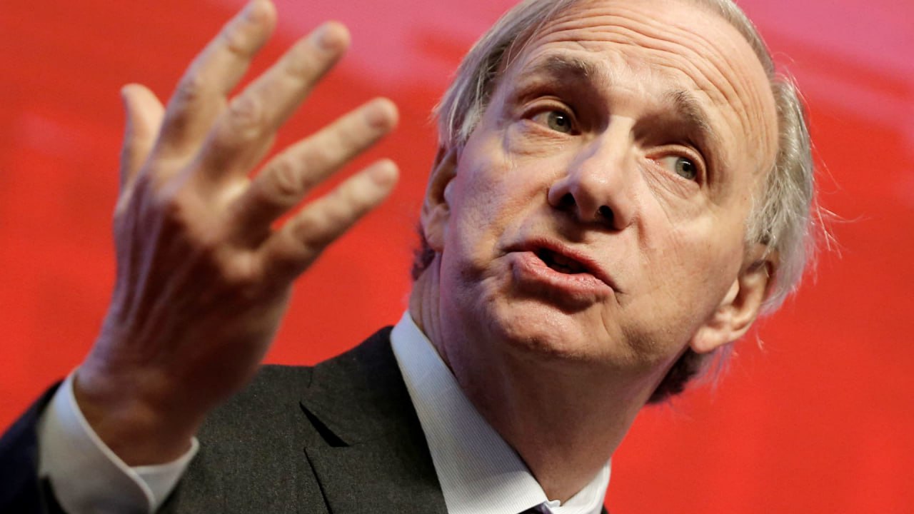 Крупнейший в мире хедж-фонд Bridgewater Associates завершил отход от китайских рынков во втором квартале 2025 года, избавившись от всех своих активов в котирующихся в США китайских компаниях стоимостью $1,41 миллиарда.    Флагманская фирма Рэя Далио всего несколько месяцев ранее  имела доли в 16 крупных китайских фирмах, таких как Alibaba, JD.com и PDD Holdings, поисковая система Baidu, производитель электромобилей Nio и сеть ресторанов Yum China.  Bridgewater перенаправила доходы от китайских дивестиций в американские технологические акции мега-капитализации, значительно увеличив свои доли в лидерах искусственного интеллекта.