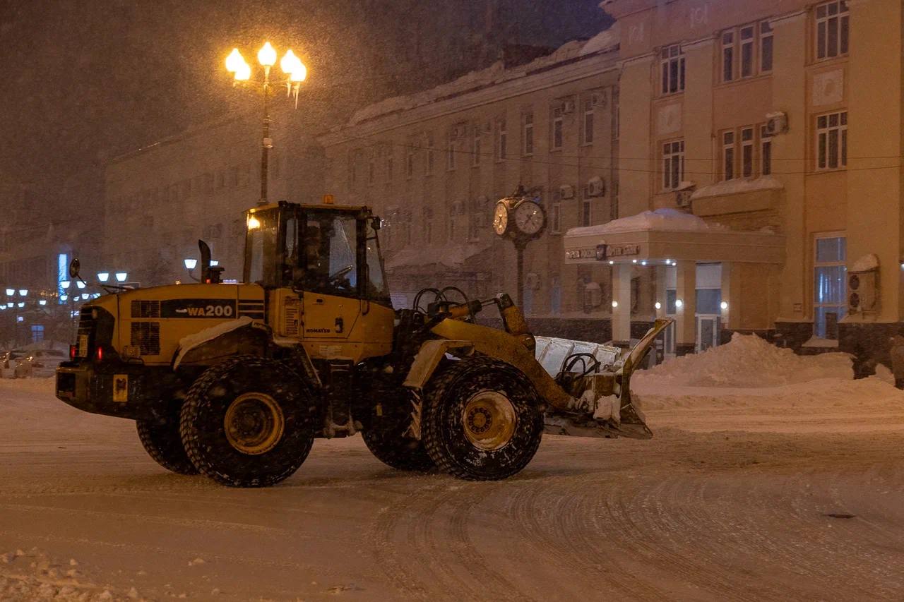 В ночь с 7 на 8 февраля в Южно-Сахалинске будут проводить работы по расширению дорожного полотна и вывозу снега на участке улицы Тихоокеанской от Горького до Мира. Об этом информируют в мэрии города.  "Обращаем внимание, что на месте будет работать экипаж ГАИ и эвакуатор. Убедительно просим горожан убрать автомобили с указанного участка дороги, чтобы не мешать работе техники", — добавляют в администрации.  Ранее мы писали, что также в островной столице предстоящей ночью планируется расчистка улицы Хабаровской от Чехова до Амурской. Работы начнутся в 21:00. Те авто, которые не уберут, эвакуируют.    Прислать новость   Подписывайся на «АСТВ.ру»