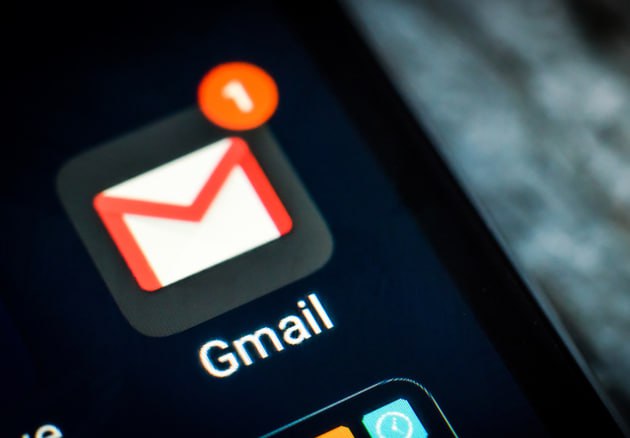 Почтовый сервис Gmail небезопасен для хранения на нем конфиденциальной информации.   Об этом сегодня заявил член комитета Госдумы по информполитике Антон Немкин:  Многие по-прежнему хранят там важные данные, несмотря на проблемы со входом и двухфакторной аутентификацией, которые уже сейчас фиксируются в России. Это по факту развязывает руки мошенникам и делает Gmail крайне небезопасным для хранения любой конфиденциальной информации.  Альтернативой может стать переход на отечественные аналоги, которые активно развиваются и предлагают конкурентоспособные решения.