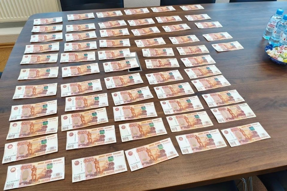 Сотрудник новосибирского завода химконцентратов попался на взятке в 950 тысяч Об этом сообщили в пресс службе УФСБ России по Новосибирской области Установлено что мужчина лично получил деньги от представителя коммерческой организации Взамен он гарантировал ускорение сроков расчётов по договорам поставок производственного сырья для завода Сотрудники регионального управления ФСБ России пресекли эти незаконные действия В отношении сотрудника НЗХК возбуждено уголовное дело по статье о получении взятки должностным лицом в крупном размере Подозреваемый вину признал и сотрудничает со следствием Против самого взяткодателя также возбуждено уголовное дело По решению Железнодорожного районного суда Новосибирска его заключили под стражу Сиб фм Подписаться на канал