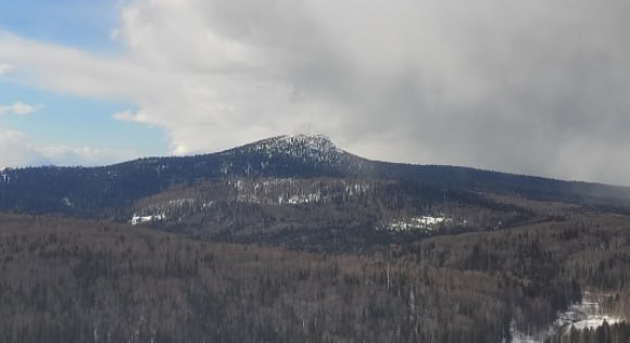 Прокуратура добилась вывоза мусора с Полюдова камня в Прикамье Березниковская межрайонная природоохранная прокуратура провела проверку по опубликованной в сети информации о захламлении отходами охраняемого ландшафта Полюд Полюдов камень сообщается в пресс службе краевого надзорного органа Проверка прокуратуры на территории заповедника Вишерский подтвердила факт несанкционированного складирования мусора По результатам внесённого представления администрация учреждения организовала вывоз всех отходов за пределы ООПТ и привела территорию в надлежащее состояние Подробнее на портале rbc perm