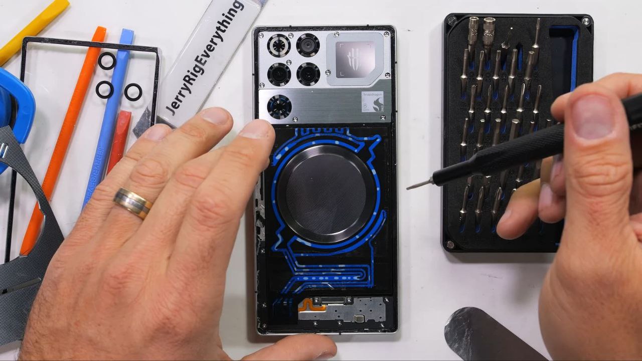 Red Magic 11 Pro вид изнутри Блогер JerryRigEverything разобрал игровой Red Magic 11 Pro и подтвердил видимые под крышкой каналы с синей жидкостью не муляж Устройство действительно сочетает мини кулер и замкнутую жидкостную СО что делает его первым в мире смартфоном с таким решением Правда эффективность системы остаётся загадкой канал похоже не контактирует с чипом