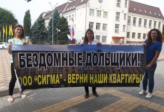 В Аксае приговорили застройщика, который обманул 92 человек. Он незаконным способом получил больше 190 миллионов, сообщили в прокуратуре Ростовской области. Руководитель строительной организации с 2013 по 2022 год заключал договоры долевого участия в строительстве многоквартирного дома, который должен был расположиться на улице Мира в Аксае. Однако возводить здание мужчина не собирался, а полученными миллионами распорядился по своему усмотрению. Директора компании приговорили к 5 годам и 6 месяцам в колонии строгого режима за мошенничество в особо крупном размере.