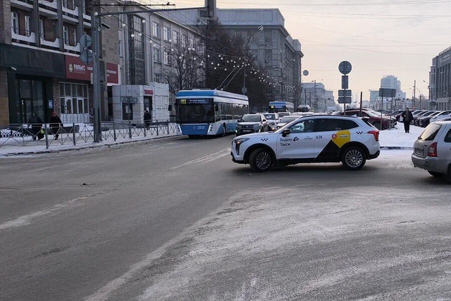 В декабре из троллейбусного парка Новосибирска уволят водителей мигрантов С середины декабря в Новосибирске может возникнуть проблема с выходом на линию троллейбусов Муниципальное предприятие МКП Горэлектротранспорт ГЭТ обяжут уволить водителей которые являются трудовыми мигрантами в рамках исполнения постановления губернатора области Судя по озвученной на комиссии по городскому хозяйству горсовета Новосибирска информации по патентам на троллейбусах сегодня работает 91 водитель Подробнее читайте по ссылке     INFOPRO54 Фото редакции Infopro54 автор Оксана Мочалова
