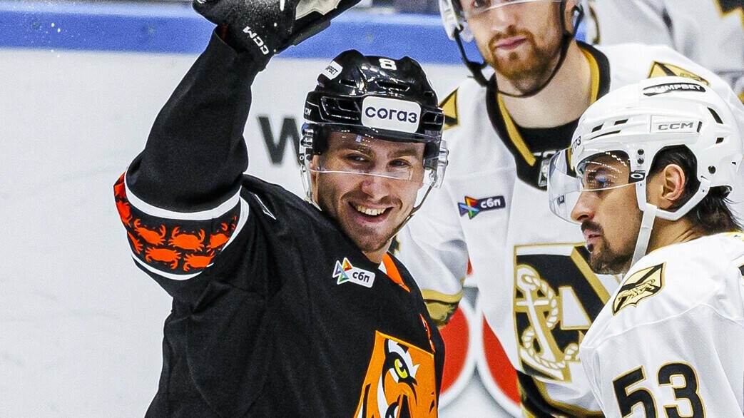 Амур прервал серию из пяти поражений обыграв Адмирал в дальневосточном дерби В рамках дальневосточного дерби хабаровский Амур обыграл владивостокский Адмирал у себя дома со счетом 3 2 в матче регулярного чемпионата КХЛ сезона 2025 26 Победу хозяевам принесли шайбы Ярослава Лихачева Матвея Заседы и Ильи Талалуева В составе гостей шайбами отметились Даниил Гутик и Егор Петухов Читать полностью