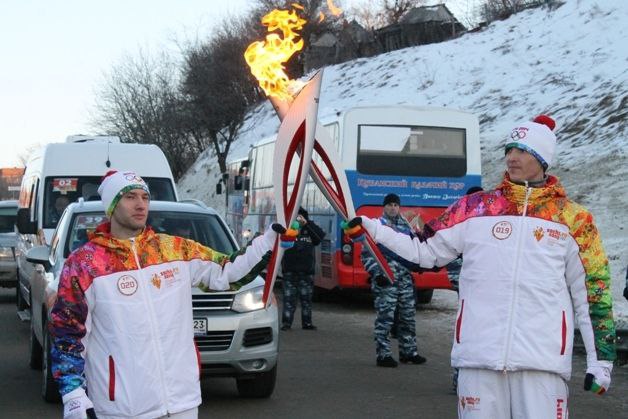 7 февраля 2014 года в Сочи стартовали зимние Олимпийские игры   В дни проведения Олимпиады более 2   0   0   0   сотрудников кубанской полиции несли службу в городе-курорте. Кроме этого, наши полицейские удостоились чести принять участие в Эстафете и пронести Олимпийский огонь в Краснодарском крае.    Российские полицейские  не только обеспечивали общественный порядок и безопасность, но и блистательно выступали в различных видах спорта!  Они приняли участие в 14 видах спорта. В копилку олимпийской сборной страны представители МВД внесли 13 медалей.    Сегодня делимся с вами архивными фотографиями с зимних и жарких игр 2014 года.     Полиция Кубани