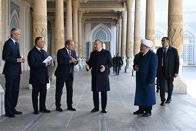 Мирзиёев комплекс Имама Бухари станет центром науки и паломничества Президент Шавкат Мирзиёев 25 ноября прибыль в Самаркандскую область чтобы ознакомиться с ходом социально экономических реформ и определить предстоящие задачи вместе с активом региона Традиционно глава государства начал визит с посещения мавзолея Имама Бухари где были прочитаны аяты Корана и вознесены молитвы English O zbek tilida Ўзбек тилида На русском iOS Android