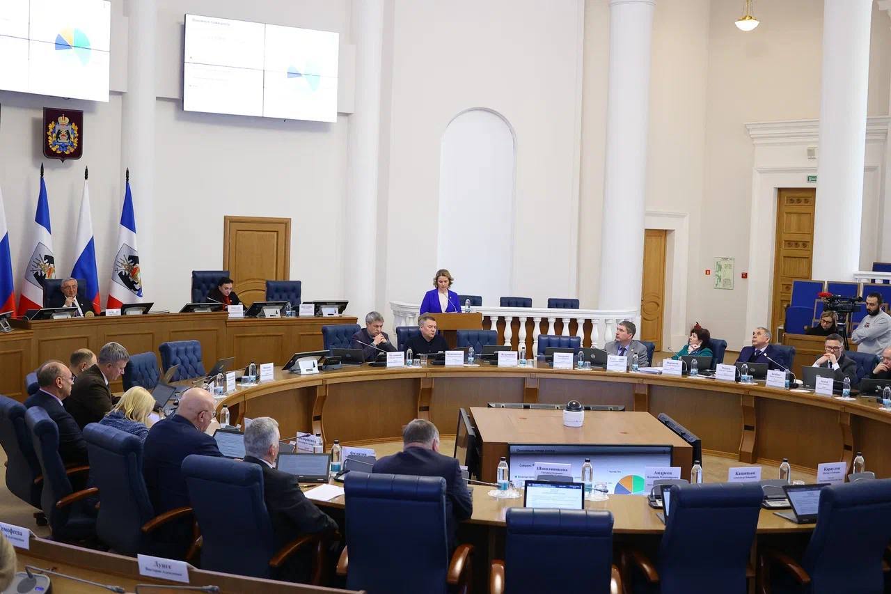 Сегодня на заседании Новгородской областной Думы приняли стратегию развития региона Это наш план конкретных действий по улучшению качества жизни людей на ближайшие 15 20 лет Эта стратегия создавалась вместе с жителями Обсуждения прошли по всему региону новгородцы прямо говорили о проблемах которые их волнуют В итоге мы собрали десятки тысяч предложений Чаще всего люди говорили о медицине дорогах транспорте и ЖКХ на этом и был сделан акцент в документе Ставим перед собой задачу сохранить численность населения и улучшить благосостояние Также сосредоточимся на поддержке молодёжи расселении аварийного жилья помощи малому бизнесу внедрении цифровых сервисов и заботе об экологии Спасибо всем жителям за участие в разработке стратегии
