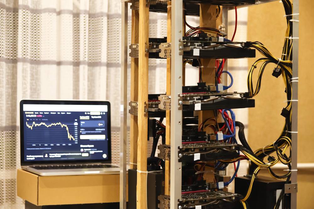 На Сахалине в 2025 году выросло количество майнинговых ферм Согласно данным МТС количество обнаружений случаев майнинга в России выросло на 44 по сравнению с показателями 2024 года   Лидерами по количеству выявленных майнинговых ферм в Сахалинской области стали Южно Сахалинск Ноглики и Углегорск Наименьшее количество таких ферм обнаружено в Невельске и на Курилах Специалисты выявляют майнинговые фермы с помощью платформы EnergyTool Она анализирует данные с систем учета электроэнергии и с помощью ИИ выявляет аномалии в энергопотреблении Это позволяет быстро находить незаконные врезки дистанционные взломы счетчиков и масштабные неучтенные нагрузки такие как майнинг фермы Фото ПАО МТС