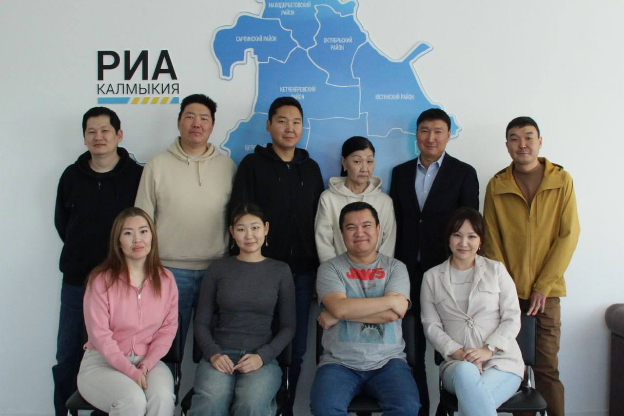 Глава Калмыкии Бату Хасиков поздравил сотрудников и ветеранов республиканского радио телевидения и электронных СМИ с профессиональным праздником Он отметил что история калмыцкого телевидения началась в 1967 году а радиовещания ещё раньше в 1935 м За прошедшие десятилетия в эфир вышли тысячи передач ставших важной частью жизни региона Несмотря на обилие медиаресурсов многие наши земляки остаются преданными поклонниками телевизионных программ и новостных выпусков подчеркнул Бату Хасиков При этом современные СМИ преображаются привлекая аудиторию инновационными форматами Глава региона добавил что журналисты успешно проявили себя в организации крупных проектов таких как III Международный буддийский форум укрепляя имидж Калмыкии как динамично развивающегося региона Благодаря вашему труду республика получает дополнительное внимание на федеральном уровне что способствует притоку инвестиций развитию туризма и росту экономики сказал он Бату Хасиков также выделил большой вклад сотрудников электронных СМИ в развитие региона отметив что они ежедневно информируют общественность о ключевых событиях анализируют информацию и обеспечивают обратную связь с аудиторией