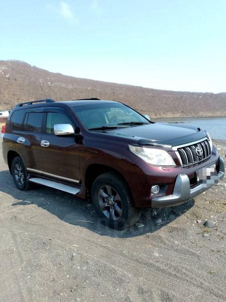 Камчатская автоледи лишилась двух дорогих автомобилей за пьяные покатушки Суд вынес обвинительный приговор 46 летней жительнице Вилючинска повторно пойманной за рулем в состоянии алкогольного опьянения Это уже второй автомобиль который женщина теряет за аналогичные нарушения ранее у нее конфисковали Nissan Murano По данным прокуратуры в июне 2025 года женщина управляла автомобилем Toyota Land Cruiser Prado в нетрезвом состоянии При остановке сотрудники ГИБДД выяснили что она ранее уже привлекалась к ответственности за аналогичное нарушение В ходе судебного процесса подсудимая пытаясь избежать конфискации транспортного средства доказывала что автомобиль за несколько дней до совершения преступления продан знакомому сообщили в надзорном ведомстве Однако государственный обвинитель смог доказать что договор купли продажи был фиктивным и составлен специально для сокрытия собственности от конфискации Суд назначил женщине наказание в виде 1 года лишения свободы условно с запретом управлять транспортными средствами в течение 3 лет Автомобиль Toyota Land Cruiser Prado конфискован в доход государства Это не первое столкновение женщины с законом Ранее она уже привлекалась к уголовной ответственности за оскорбление и применение насилия к следователю во время оформления документов о пьяной езде