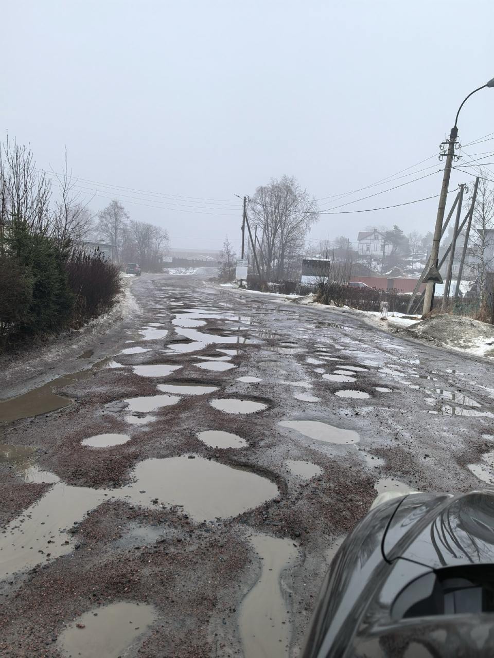 В городе Сортавала обнаружили "лунные кратеры". Дорога уже давно пребывает в плачевном состоянии, однако власти, со слов местных жителей, прилагают минимальные усилия, чтобы что-то исправить. Из-за тающего снега ямы постоянно наполняются водой.  "Где администрация? Машины ремонтируем каждые два месяца. Осенью сделали какую-то отсыпку, дак ее дождем сразу смыло", - возмутился горожанин.  Недостатки нужно превращать в преимущества! Так, Карелия заимела новую достопримечательность - лунную тропинку. Можно начать взимать плату за проезд, это же, как-никак, туристический город!   5 5 5  Подписаться   Прислать новость