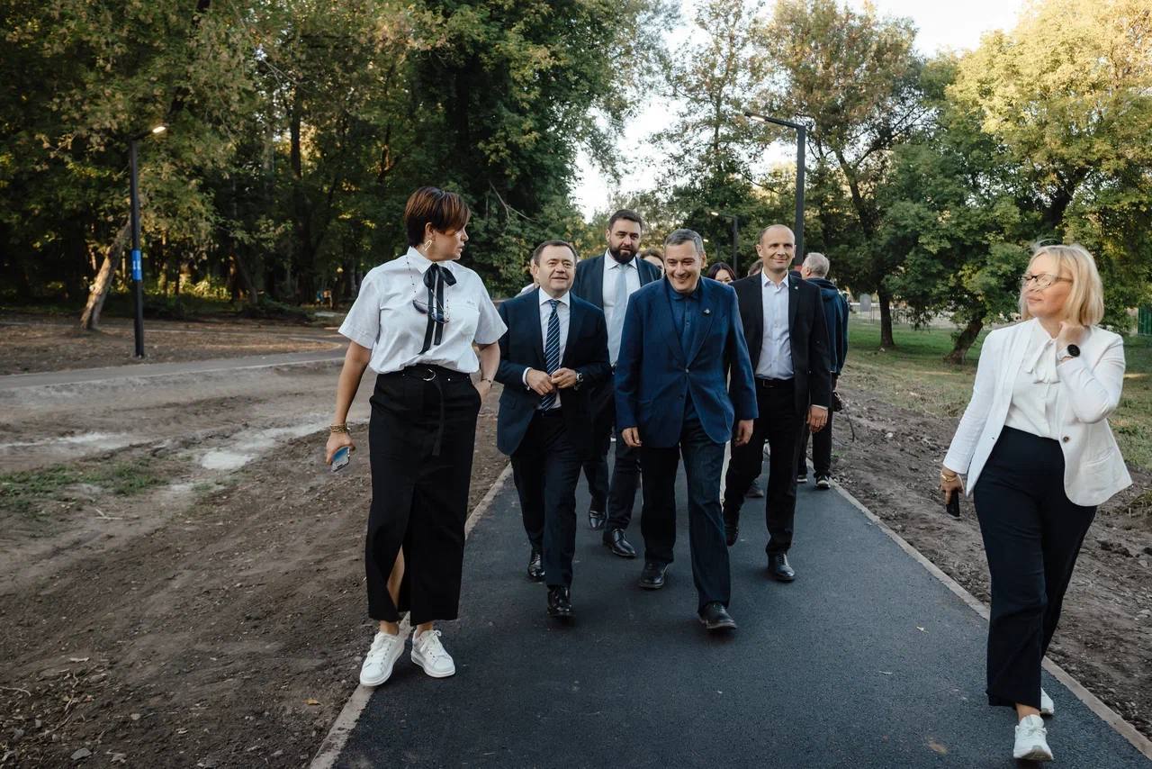 Компания А7 построит в Курске детский парк Компания А7 созданная банком ПСБ построит в Курске современный парк развлечений для детского и семейного отдыха На площади более 10 гектаров разместятся 25 аттракционов нового поколения ярморочные зоны и зоны отдыха интерактивные спортивные и детские площадки мультифункциональный мини стадион и каток Детский парк станет крупнейшим местом отдыха для жителей и гостей города Его открытие запланировано на конец 2026 года Как отметил председатель ПСБ Петр Фрадков новая площадка будет способствовать развитию местного бизнеса от кафе до сервисов проката что должно поддержать экономическое развитие области По его словам для А7 этот проект не просто инвестиции в важный инфраструктурный объект региона но и реализация принципа социально ответственного бизнеса Врио губернатора Курской области Александр Хинштейн подчеркнул что инвестиционный проект реализуется на внебюджетные средства и выразил уверенность что новый парк вместе с открытым сегодня спортивным кластером станут любимыми местами для тысяч семей и выведут городскую среду Курска на новый уровень kstati p