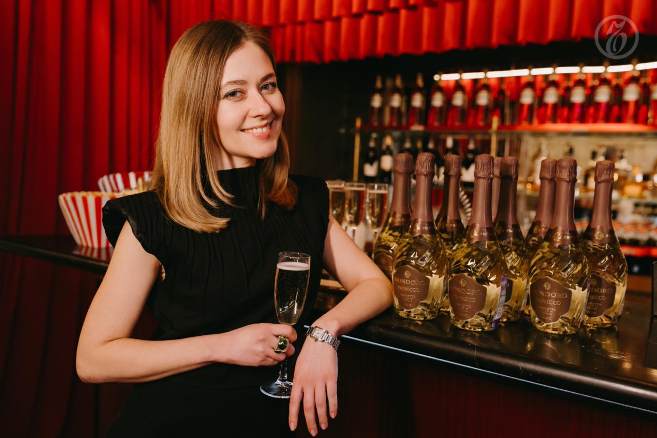 Марти Великолепный уже сегодня на экранах Художественного Вчера в кинотеатре состоялась премьера нового фильма Джоша Сэфди об амбициозном парне Марти Маузере готовом пойти на все ради осуществления своей мечты За роль в кинокартине Тимоти Шаламе получил награду Золотой глобус в номинации Лучшая мужская роль в фильме жанра мюзикл или комедия Фильм уже посмотрели Евгения Милова Галарина Долговых Стас Тыркин Алина Насибуллина Григорий Верник Алена Михайлова Иван Макаревич и многие другие Расписание сеансов и билеты   cinema1909 ru movies marti velikolepnij