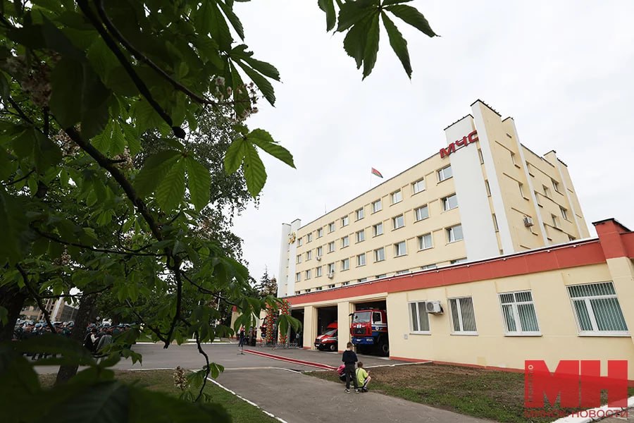 В Минске открыли горноспасательную службу МЧС. Какие задачи она будет решать. Специализированная служба должна быть, чтобы противостоять угрозе возникновения террористических актов, различных техногенных катастроф на объектах метрополитена, отметил министр по чрезвычайным ситуациям Вадим Синявский. Основные задачи подразделения: проведение горноспасательных работ при тушении подземных пожаров, обвалах и обрушениях пород, прорывах воды, плывуна и других текучих масс, при наличии опасных химических веществ. «Минск-Новости» MINSKNEWS.BY Telegram Viber FB VK Inst TikTok YouTube