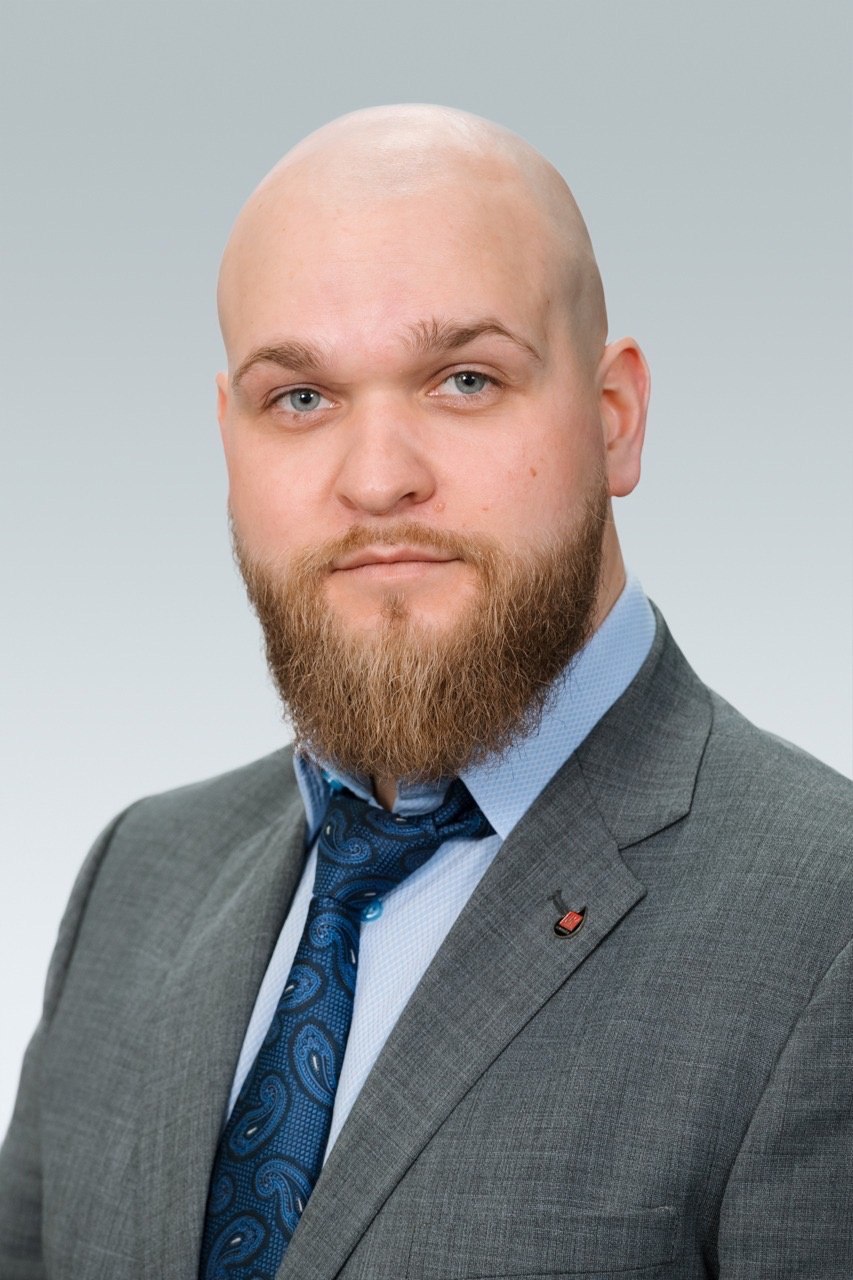 35-летний пермяк Евгений Кунавин после визита в стоматологию, где ему удалили зуб мудрости, впал в кому и умер. Об этом сообщает телеграм-канал «Любимый ВПШ». По данным канала, Евгения Кунавина беспокоила острая боль, и он обратился к зубному врачу. Мужчине сообщили, что ему необходимо удалять зуб мудрости. Однако после операции Евгений впал в кому: у него начались осложнения, «инфекция переросла в сепсис». Через несколько дней Евгений умер. Наш источник, знакомый с ситуацией, подтвердил информацию телеграм-канала. «Евгений просто хотел удалить зуб, получил сепсис, полторы недели лежал на искусственной вентиляции легких, но все-таки не выкарабкался», — рассказал источник. У погибшего остались супруга и двое маленьких детей. Знакомая семьи Евгения у себя во «ВКонтакте» опубликовала пост с просьбой помочь супруге погибшего. Похороны Евгения прошли 11 июня.