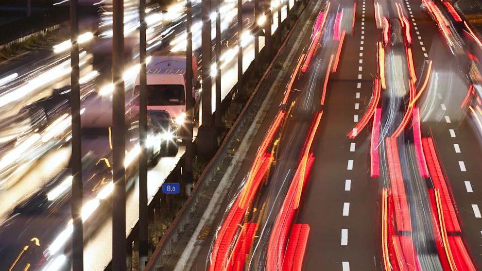 В Германии началась забастовка дорожных служб Тоннели и трассы частично перекрыты водителей ждут многочасовые пробки В Германии началась 24 часовая забастовка сотрудников компании Autobahn GmbH и дорожных служб федеральных земель В общей сложности профсоюз Verdi вывел на протест более 14 тысяч человек Причиной стали зашедшие в тупик тарифные переговоры Из за остановки диспетчерских и туннельных центров по всей стране ожидаются серьезные заторы и перекрытия В Гамбурге забастовка началась еще накануне вечером и продлится сутки По договоренностям о минимальном обслуживании открыты по две полосы в каждом направлении однако на многих дорогах все равно образовались заторы В Нижней Саксонии будут временно закрыты некоторые мосты и тоннели Проблемы ждут и запад страны В Северном Рейне Вестфалии бастует центр управления движением в Леверкузене из за чего также будут закрыты несколько крупных тоннелей Профсоюз Verdi требует повышения зарплат на 7 не менее 300 евро в месяц и аналогичной прибавки для молодых специалистов Следующий раунд переговоров назначен на 6 февраля BILD Russian