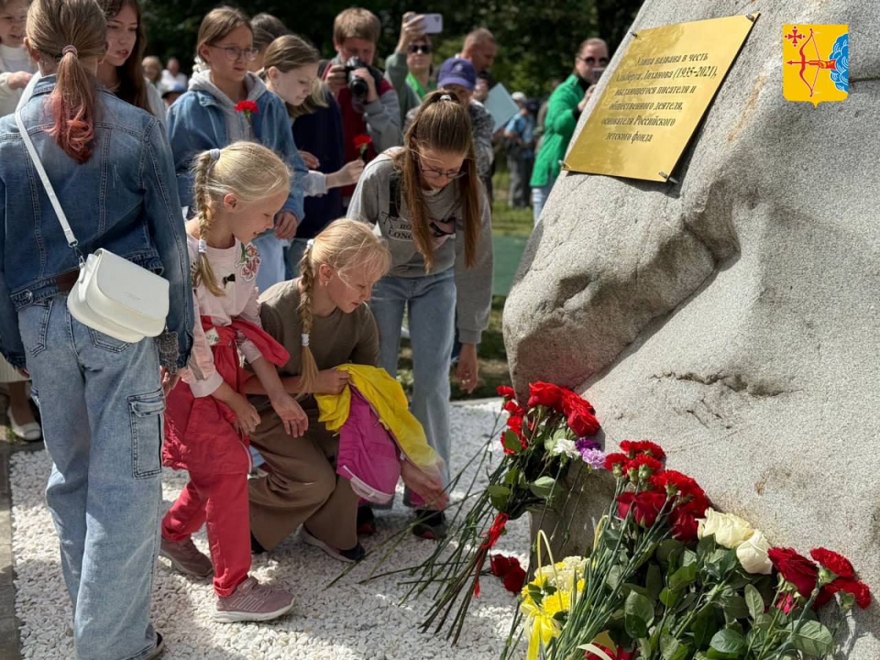 В сквере на пересечении улиц Казанской и Альберта Лиханова в Кирове установили памятный камень. Он напоминает, что улица носит имя кировского писателя Альберта Лиханова. Кроме того, адресная табличка была установлена на дом семьи Лихановых. После смерти писателя семья приняла решение о передаче дома и участка земли в собственность Кировской области для организации здесь дома-музея Альберта Лиханова. — В книгах Альберта Лиханова сосредоточена любовь к ближнему, счастье и, самое главное, правда. Читайте эти великие книги, изучайте биографию писателя, который искренне любил наш с вами город, — обратился к собравшимся вице-губернатор Кировской области Андрей Лучинин. Кировская область