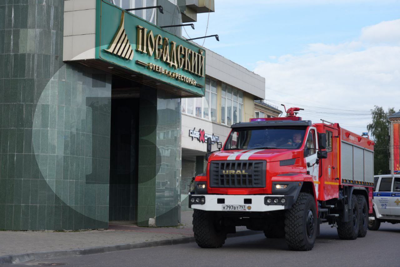 В 16.55 в службу 112 поступил сигнал о задымлении на крыше отеля «Посадский» на проспекте Красной Армии. Огнеборцы выехали по второму повышенному рангу опасности. По прибытии на место факт возгорания не подтвердился. Как выяснилось, на крыше в данный момент ведутся кровельные работы, и прохожие приняли дым горелки за возгорание. Постояльцы отеля, как говорится, счастливо отделались.