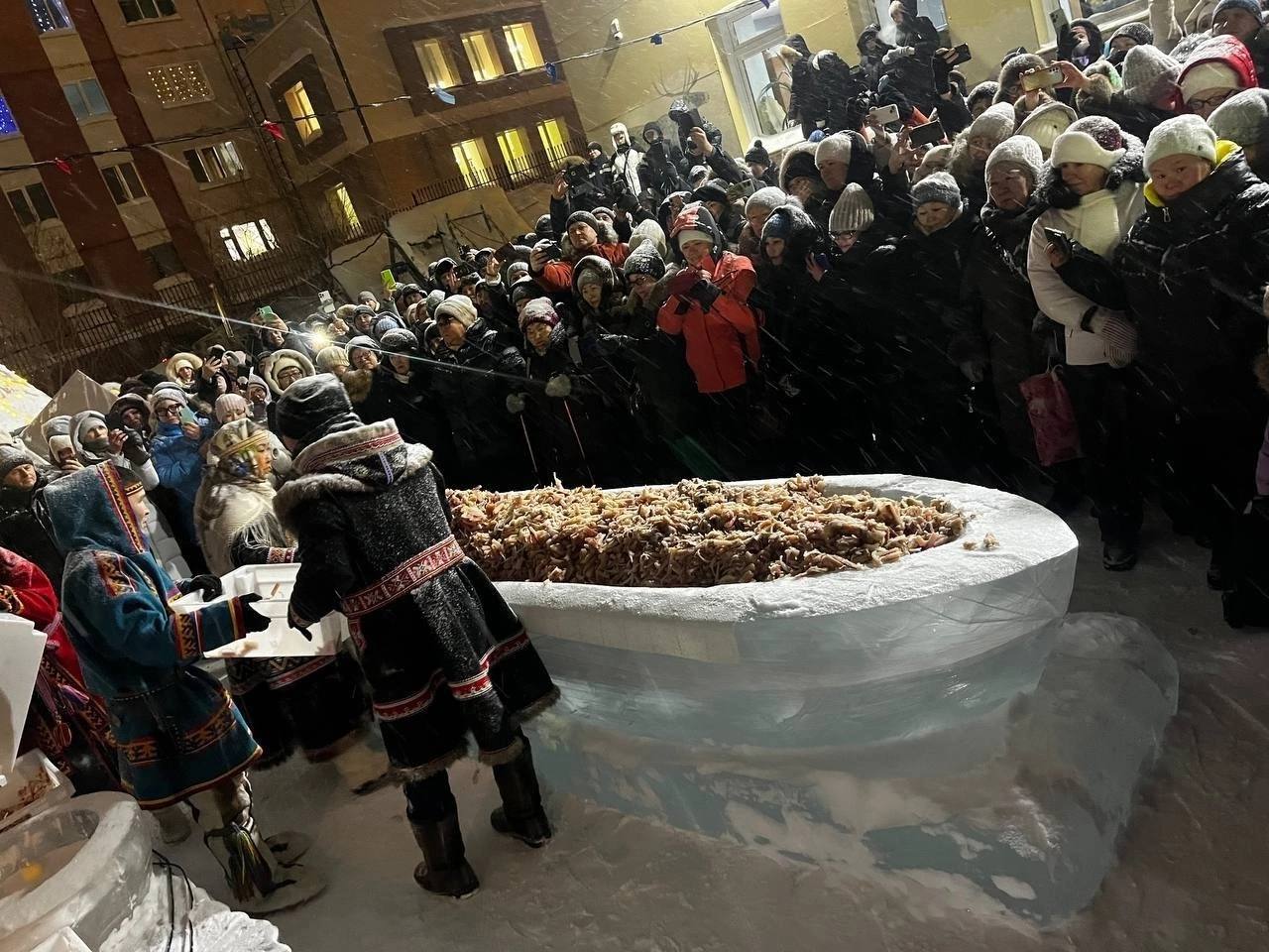 Мировой гастрономический рекорд поставили в Дудинке во время празднования Дня Таймыра   Двое суток в ледяной чаше весом в полторы тонны готовили таймырский сагудай. Общий вес блюда стал рекордным — 308,8 килограмма  P.S. Таймырский сагудай — блюдо коренных малочисленных народов Крайнего Севера, которое готовится из свежемороженой белой рыбы  Фотографии: «Вести Таймыр»