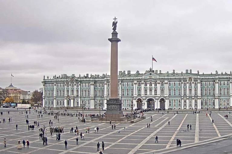 Огромная очередь в Эрмитаж выстроилась 30 октября Вереница людей растянулась от главного входа до Александровской колонны и даже дальше почти до самого конца здания Судя по всему причиной сегодняшнего ажиотажа стала расширенная программа четверга То есть теперь каждую неделю в этот день студенты вузов и колледжей могут посещать Главный комплекс бесплатно прямая трансляция Эрмитажа Читай нас в MAX Подпишись на Комсомольскую правду СПб