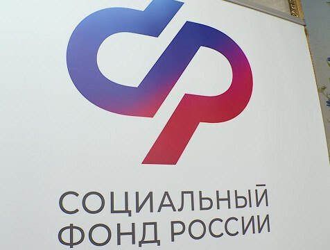 Свыше 600 тыс женщин воспользовались услугами по родовому сертификату в этом году Сертификат позволяет оплатить услуги женской консультации медицинскую помощь во время родов и в послеродовой период а также профилактические осмотры детей до года Всего на соответствующие услуги Социальный фонд с января перечислил 6 4 млрд рублей Беременная женщина получившая сертификат может выбрать клинику где она будет наблюдаться и рожать Сам сертификат при этом оформляется на любом сроке беременности в том числе при посещении женской консультации или уже в роддоме Женская консультация в которой будущая мама встает на учет сообщает Социальному фонду необходимые сведения а роддом уведомляет о том что состоялись благополучные роды На основании этих данных фонд оплачивает медицинским организациям оказанные женщинам услуги Сертификат может быть также оформлен детской поликлиникой если ребенка прикрепили к ней в первые три месяца после рождения Родовый сертификат оформляют на женщину а не на ребенка поэтому даже при появлении на свет сразу нескольких детей будущей маме выдается один сертификат Всего же Социальный фонд с начала года оплатил услуги по медицинскому сопровождению 770 тыс новорожденных Подписаться на канал