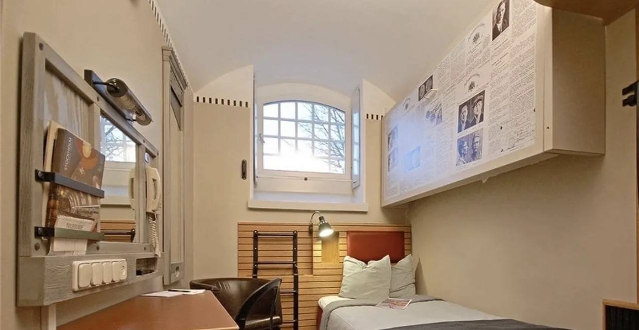 Шведы снижают возраст наступления уголовной ответственности за ряд преступлений Дело в том что местные банды стали активно нанимать малолетних для противоправной деятельности Откровенный страх у общества и государства вызывает массовое появление юных килеров которых даже специально тренируют для успешного выполнения кровавого задания Идеальные убийцы по существующему закону могут избежать ответственности если им не исполнилось 15 лет Чем и пользуются заказчики По большому счету у скандинавов два выхода продолжать верить в лучшее предлагая преступникам камеры повышенной комфортности или закручивать гайки Чтобы выжить власти Швеции выбирают второе