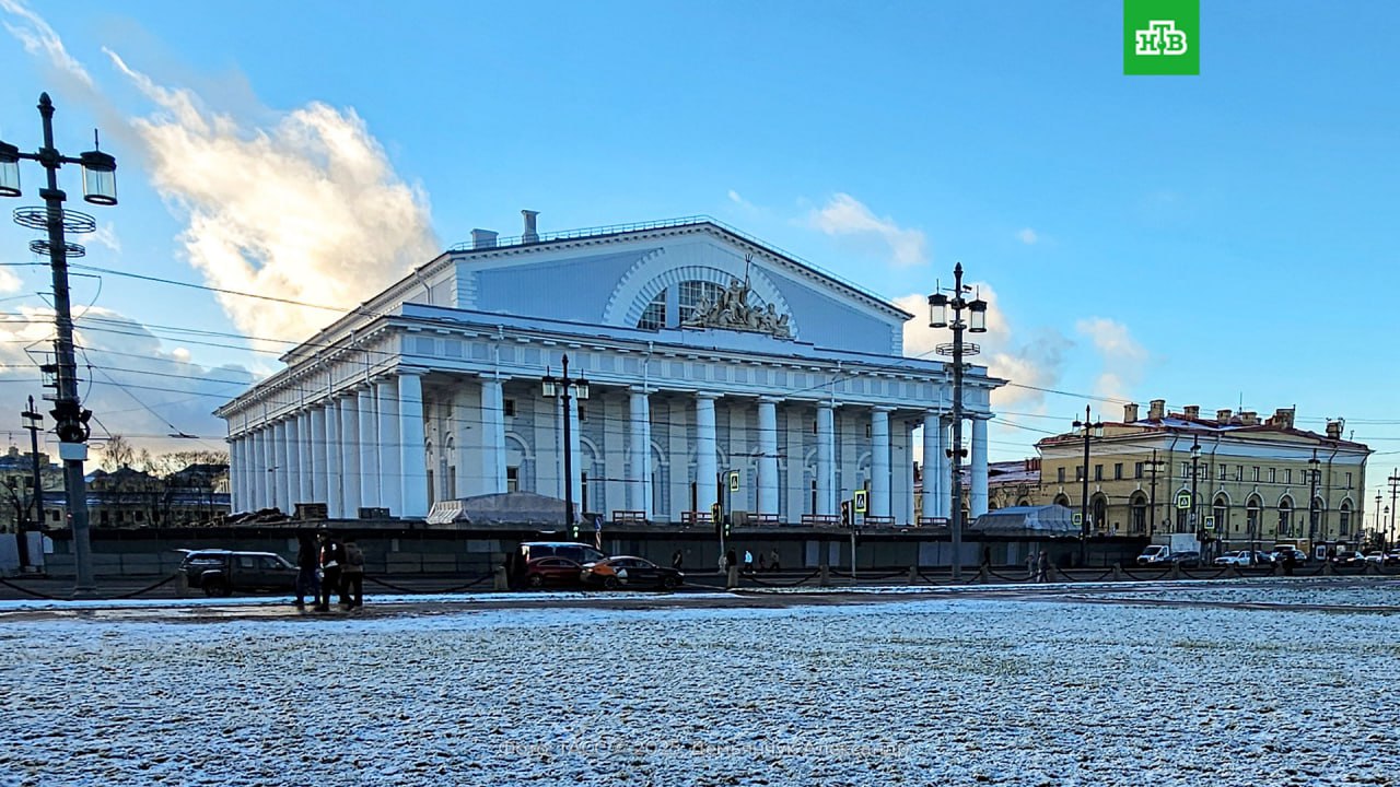 Историческое здание Биржи на Стрелке Васильевского острова вновь осталось без подрядчика Минкульт расторг контракт с очередной компанией С РСК Ренессанс договор на 1 4 млрд рублей заключили чуть более года назад однако фирма не выполнила обещанных работ по реставрации интерьеров Теперь подрядчик должен вернуть в госбюджет аванс в размере более 1 млрд 200 млн С тех пор как в 2014 году здание Биржи передали Эрмитажу и началась реставрация шедевра Тома де Томона подрядчики менялись несколько раз И каждый из них был связан с уголовными делами прямо или косвенно касавшиеся масштабного проекта Подписаться на НТВ Петербург Буст канала