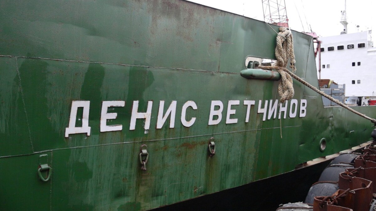Судно «Денис Ветчинов» доставит более 300 тонн грузов в Корякский округ По просьбам жителей организован первый дополнительный рейс с продовольствием и стройматериалами на судне большей грузоподъемности, чем было запланировано. «Изначально поступил запрос на товары первой необходимости в объеме 120 тонн, а благодаря активности наших предпринимателей собрали более 300 тонн – это и строительные материалы, и товары первой необходимости, и продукты питания для жителей округа», – сказала председатель правительства края Юлия Морозова. «Денис Ветчинов» доставит не только продукты и стройматериалы, но и малые архитектурные формы для мемориалов, посвященных памяти участников СВО. «Летняя навигация позволяет доставить снабжение в северные районы полуострова. Экипаж под моим руководством идёт впервые по данному маршруту, поэтому перед отправлением мы консультировались с командами судов, которые туда ходили. При заходе в портопункт там есть ряд нюансов, связанных с изменением русел рек», – уточнил капитан судна Александр Беспрозванных. Новый рейс позволит закрыть потребности жителей северных районов. «В Палану и Тигиль мы отправляем воду, детское питание, крупы, соки – всё в чем нуждаются жители. Также это судно возьмёт четыре рефконтейнера с мороженой продукцией – мясом, маслом и полуфабрикатами. Такой же груз отправится и в Усть-Хайрюзово» , - отметила представитель предпринимателей Валентина Бабенко. Напомним, в этом году впервые организован дополнительный в Корякский округ. Если он будет востребован у предпринимателей из отдаленных районов, то станет регулярным, сообщили в пресс-службе краевого правительства. Подписаться Предложка ЧАТ САЙТ – kamchatka.aif.ru