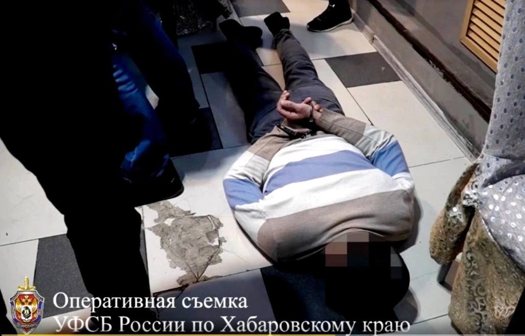 ДЕМОНЫ ИЗ «ХАЙЯТ ТАХРИР АШ-ШАМ». В Хабаровске сотрудники ФСБ задержали двух спонсоров терроризма. В Хабаровске сотрудники ФСБ пресекли деятельность двух иностранцев, которых подозревают в перечислении денег запрещенной террористической организации и содействии в подготовке преступлений. Установлено, что задержанные, проживая в городе Хабаровске, осуществляли переводы денежных средств, предназначенных для финансирования международной террористической организации «Хайят Тахрир аш-Шам» организация признана террористической и запрещена в России ». Спонсирование велось с целью подготовки и осуществления участниками группы террористической деятельности. В ходе следственных мероприятий у двух задержанных иностранцев были обнаружены и изъяты платежные инструменты и средства связи, которые использовались для коммуникации с представителями «Хайят Тахрир аш-Шам».