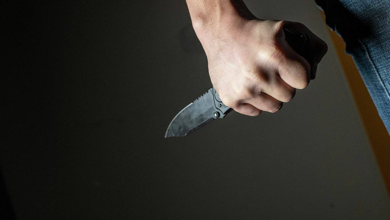 Жителя Ленобласти отправили в колонию на 9 лет за убийство жены Суд в Кировске вынес обвинительный приговор по уголовному делу в котором местный житель признан виновным в умышленном причинении смерти своей супруге и приговорен к 9 годам 6 месяцам лишения свободы в колонии строгого режима Следствием установлено что 17 июня 2024 года вечером в селе Шум Кировского района подсудимый в ходе бытового конфликта нанес супруге не менее 19 ударов ножом в область жизненно важных органов Женщина скончалась на месте происшествия от полученных травм Суд полностью удовлетворил гражданские иски прокуратуры о возмещении морального вреда двум малолетним детям погибшей на общую сумму 3 млн рублей GradSPb   Места СПб TodaySPb   Новости СПб