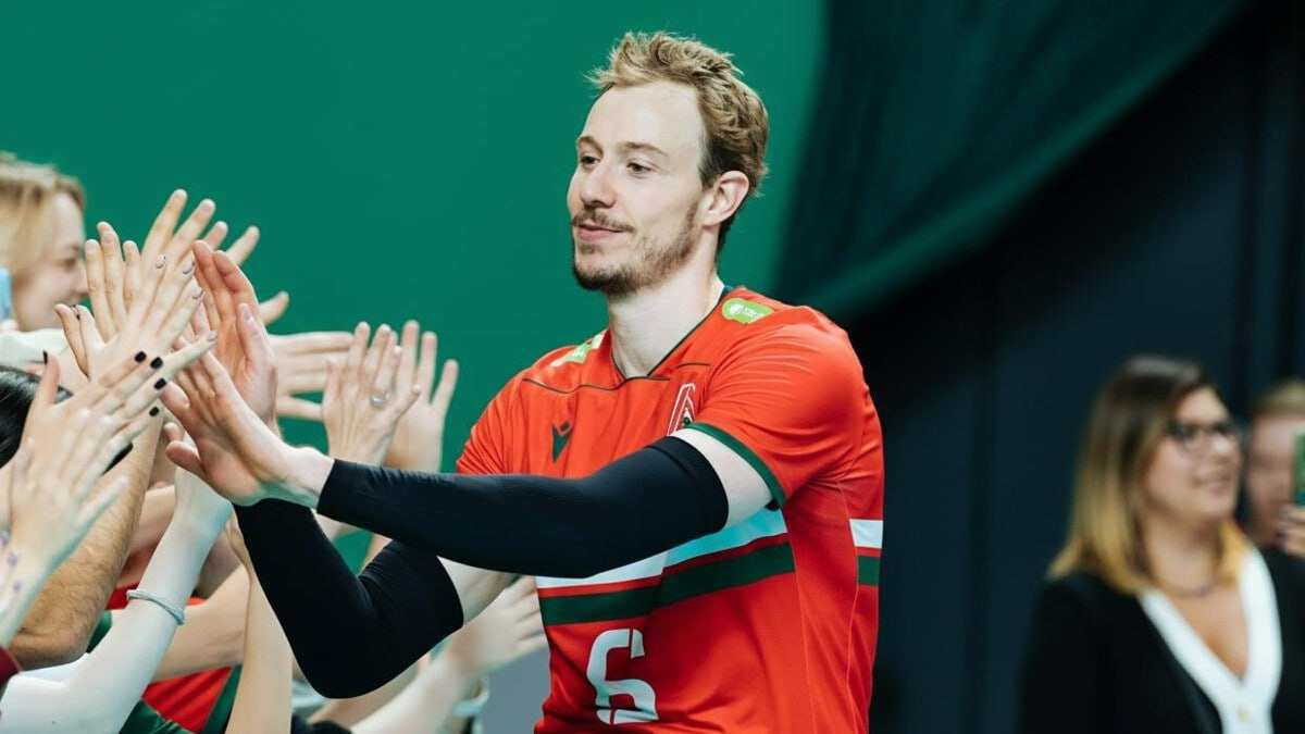 У волейболиста Локомотива Деру диагностировали онкологическое заболевание Об этом сообщает пресс служба клуба Сэм мы с тобой После планового обследования у Сэма Деру было диагностировано онкологическое заболевание ему предстоит пройти курс химиотерапии Контракт нашего доигровщика продолжает действовать он остается в команде вместе с нами Все наши мысли только о Сэме мы молимся о его выздоровлении Поддержим нашего игрока в этой сложной битве news matchtv ВК Локомотив Новосибирск