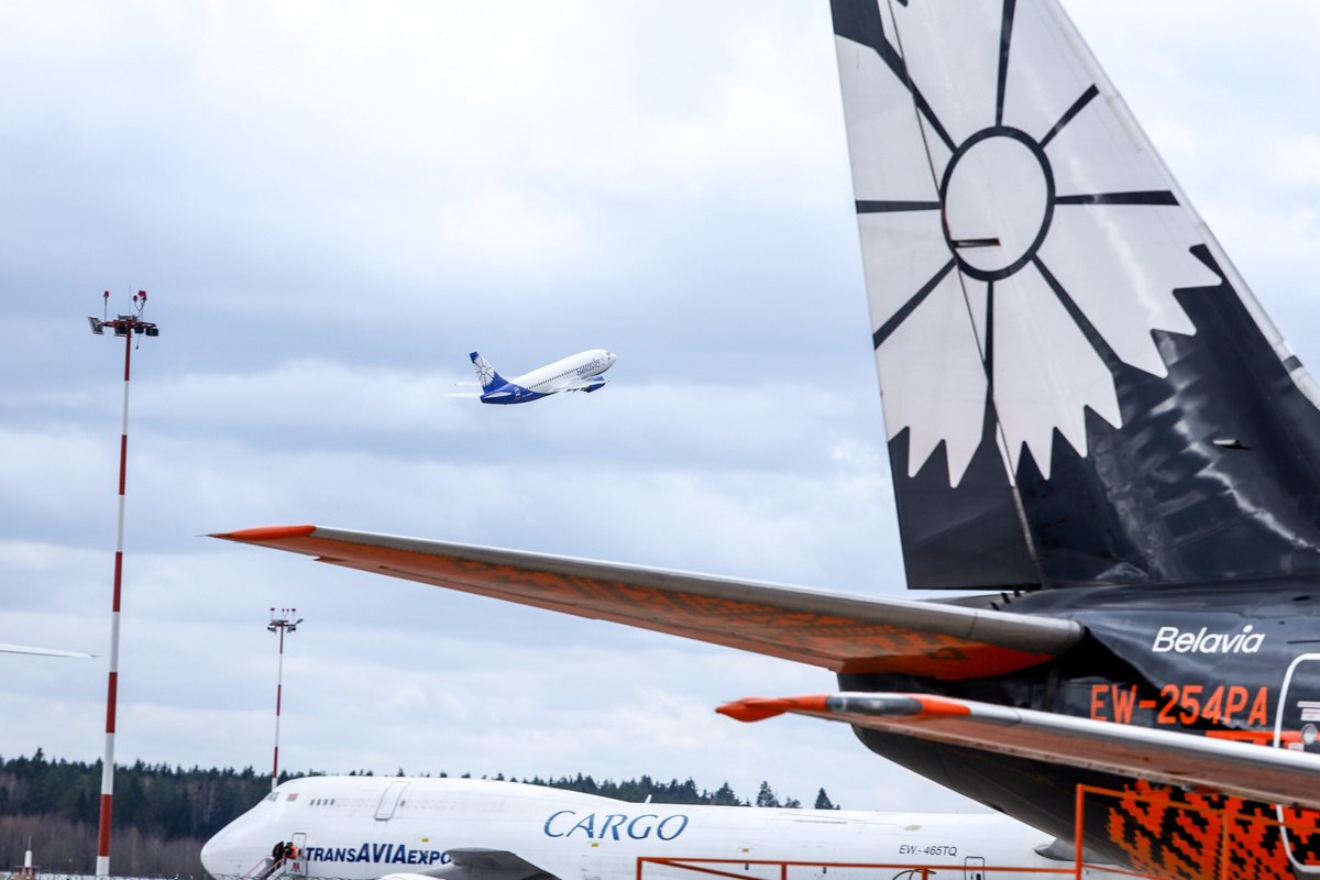 В последние дни масштабной распродажи Belavia добавили скидки в Турцию и Грузию В турецкий город можно слетать туда и обратно за 1007 рублей а в столицу Грузии за 844 рубля В авиакомпании предупредили что количество билетов ограничено Купить их можно как в одну сторону так и туда обратно Билеты продают на сайте Belavia в офисах продаж и у агентов Период путешествия по 25 октября Подробнее