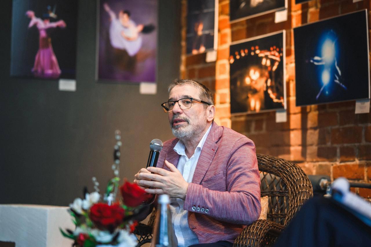 Фестиваль МОНОфест выступил в поддержку Бориса Мильграма Вчера 18 декабря арт директор пермского фестиваля моноспектаклей МОНОфест Татьяна Тихоновец опубликовала в своём Telegram канале открытое письмо подписанное членами жюри и участниками смотра в поддержку Бориса Мильграма которого суд посчитал нужным уволить с поста художественного руководителя Театра Театра Это письмо было написано в последний день фестиваля Монофест 1 декабря прим редакции пояснила Тихоновец в публикации Подписали его только те участники которые в это время были на фестивале Оно долго лежало Все говорили что не ко времени Что надо чуть подождать А ждать уже нечего Подробности по ссылке Мы ВКонтакте