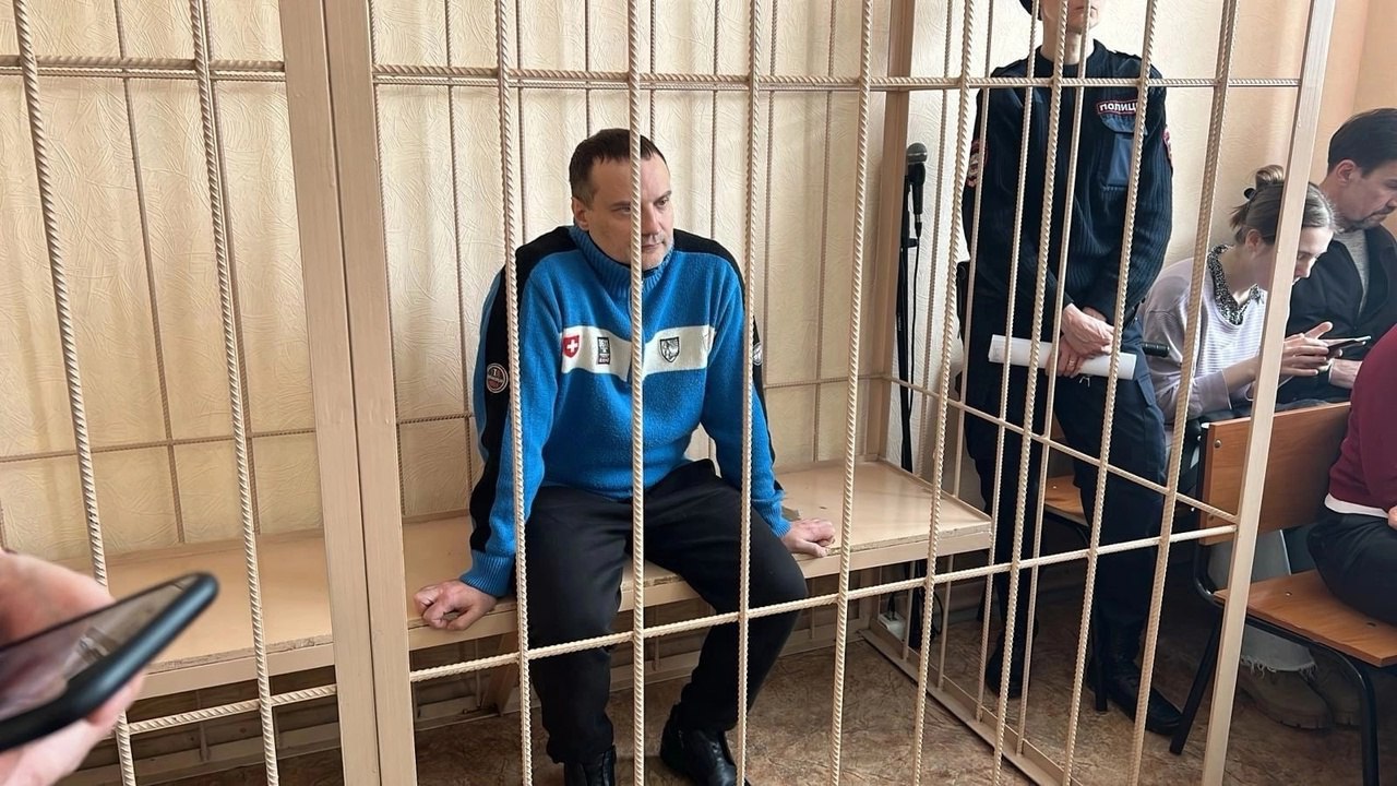 Вынесен приговор министру ЖКХ Новосибирской области Денису Архипову Центральный районный суд Новосибирска признал виновным в злоупотреблении должностными полномочиями министра ЖКХ и энергетики Новосибирской области Дениса Архипова. Он приговорен к полутора годам лишения свободы с отбыванием наказания в колонии общего режима. Однако в реальности отбывать наказание Архипов не будет, поскольку с марта 2024 года он находился под арестом и это время ему судом было зачтено. Государственное обвинение просило приговорить министра к 7 года заключения. Министр был задержан в марте 2024 года. В отношении него было возбуждено дело, которое связано с банкротством бывшего регоператора по обращению с ТКО "Экология-Новосибирск". Установлено, что в результате действий Архипова в бюджет региона не поступило 220 млн рублей банковской гарантии за невыполнение регоператором обязательств по вывозу твердых коммунальных отходов.