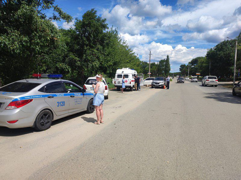 Госавтоинспекция устанавливает обстоятельства наезда на ребёнка в Находкинском городском округе   ‍ В дежурную группу Госавтоинспекции ОМВД России по г. Находке поступило сообщение о дорожно-транспортном происшествии в районе дома № 1 на улице Первостроителей.    На место автоаварии прибыли сотрудники Госавтоинспекции и бригада скорой медицинской помощи.   Предварительно установлено, что  37-летняя женщина - водитель автомашины Рено Каптюр, двигаясь со стороны улицы Первостроителей в направлении микрорайона Врангель, совершила наезд на девочку, которая перебегала проезжую часть дороги в неустановленном месте.   В результате ДТП 9-летняя девочка- пешеход получила травмы. Пострадавшая госпитализирована.   Состояние опьянения у автолюбительницы не уставлено.   По факту автоаварии проводится проверка. Назначен ряд исследований.  По результатам проверки будет принято законное и обоснованное решение.