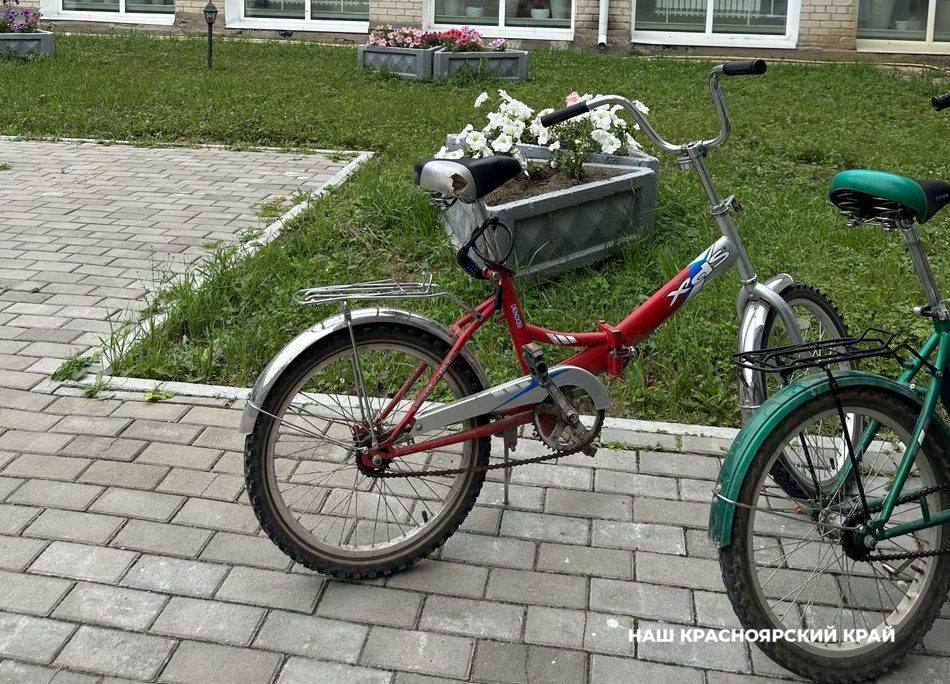 В Красноярском крае женщина украла у соседа велосипед и обменяла его на алкоголь Житель Канского муниципального округа сообщил сотруднику полиции, что у него пропал велосипед марки «Стеллс». Выяснилось, что его украла 45-летняя жительница Канского МО. Выходя со двора, она увидела велосипед соседа и решила продать его, а на вырученные деньги купить спиртное. Женщина предложила односельчанину купить велосипед за полтора литра пива, он согласился. Виновница призналась в содеянном. Было возбуждено уголовное дело по статье «Кража».
