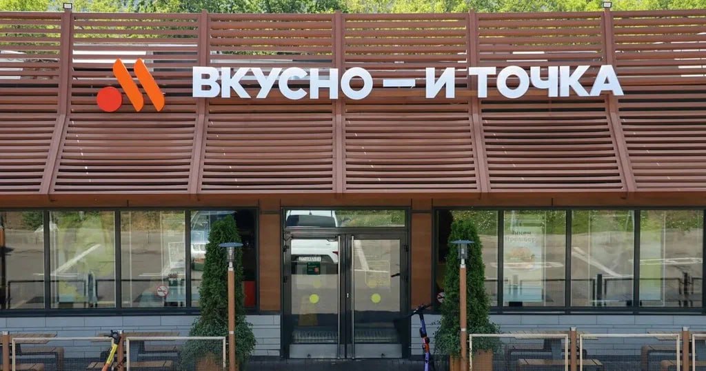 Мусульманин потребовал полмиллиона со Вкусно и точка из за бургера с беконом В Рязани мужчина пришёл в кафе быстрого питания и заказал сэндвич предварительно убедившись что в нём нет свинины А когда начал есть понял что бургер с беконом пишет Telegram канал Baza Сотрудники пытались объяснить что перепутали заказ и предложили его заменить или вернуть деньги однако мужчину это не устроило Мусульманин обратился в суд с иском к компании на 500 тысяч рублей Мировой судья удовлетворил иск частично постановив выплатить компенсацию в тысячу рублей Торговой точке назначили штраф Подпишись на Говорит Москва
