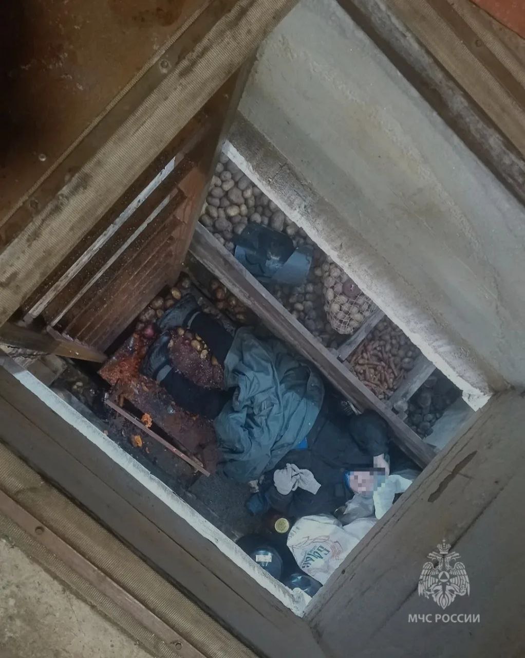 В Татарстане спасли бабушку упавшую в глубокий погреб Пожилая женщина провалилась в четырехметровый подпол в частном доме в Ютазинском районе Спасатели вытащили пострадавшую и с подозрением на переломы передали её медикам скорой   Подписаться в MAX на случай блокировки Telegram