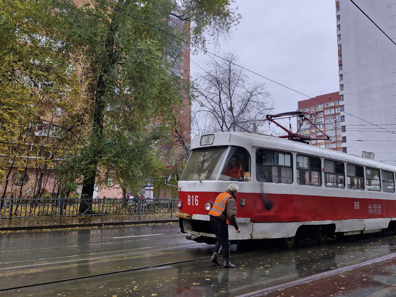 В Самаре на улице Полевой загорелся трамвай Как сообщили OBOZ INFO очевидцы пассажиров в салоне на момент пожара не было   oboz info v samare na ulitse polevoj zagorelsya tramvaj