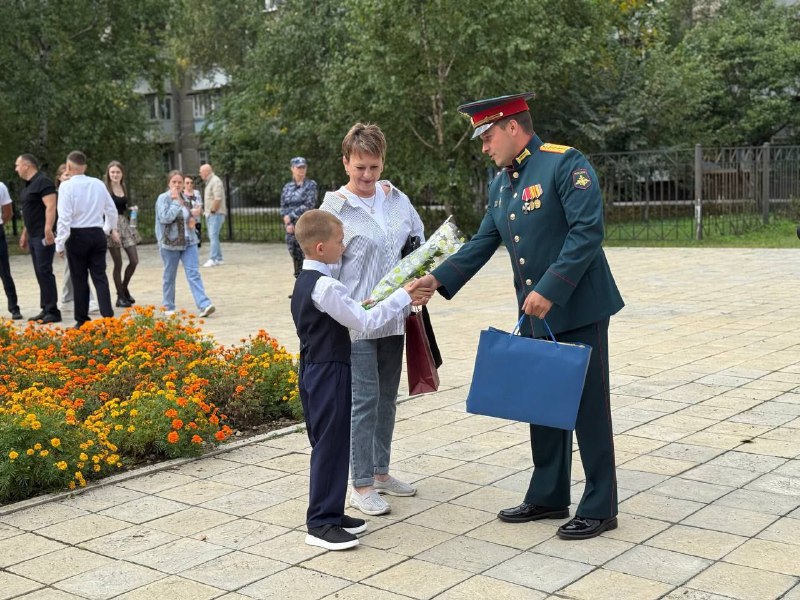Лично сопроводили детей погибших героев на школьные линейки ветераны СВО в ЕАО В рамках акции Быть рядом курсанты программы Доблесть Хингана и ветераны СВО сопроводили на школьные линейки около 20 детей родственники которых погибли в ходе специальной военной операции Такая поддержка может помочь показать детям что они находятся под защитой общества и подвиг их родственников не будет забыт Подробнее по ссылке riabir ru 466526