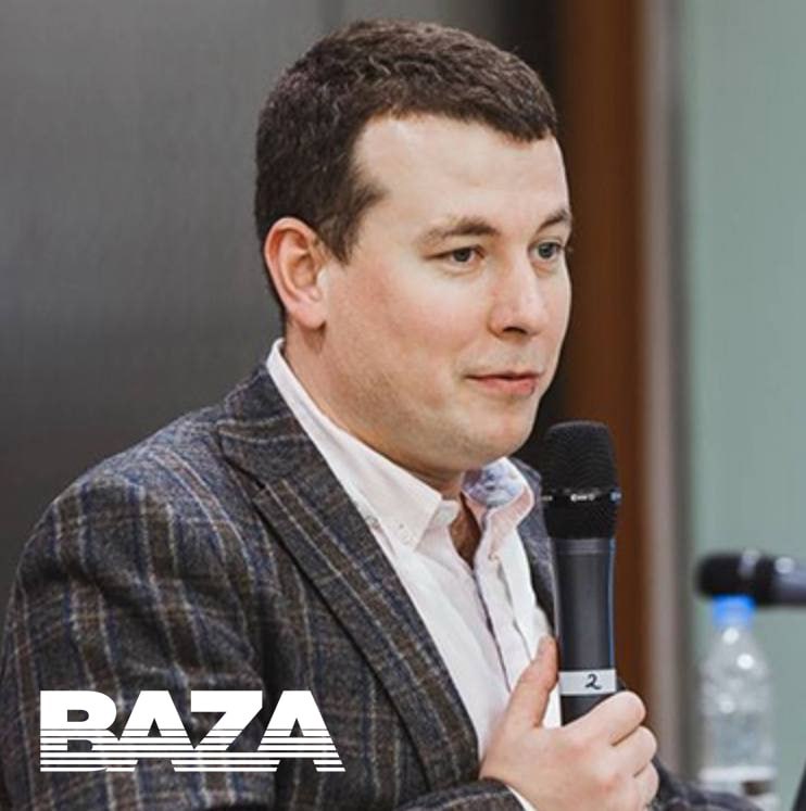 Силовики задержали руководителя нижегородского отделения Народного фронта Его подозревают в мошенничестве в особо крупном размере По данным Базы дома у 42 летнего Андрея Жильцова прошёл обыск в ходе которого были изъяты документы Также силовики пришли в офисы Нижегородского отделения Народного фронта и организации Нижегородская служба добровольцев которой он также руководит Возбуждено уголовное дело по статье о мошенничестве в особо крупном размере Андрей Жильцов возглавил отделение ОНФ в Нижнем Новгороде в 2024 году Ранее он также руководил ресурсным отделом Дома народного единства и фондом Защитники Отечества Это BAZA bazabazon